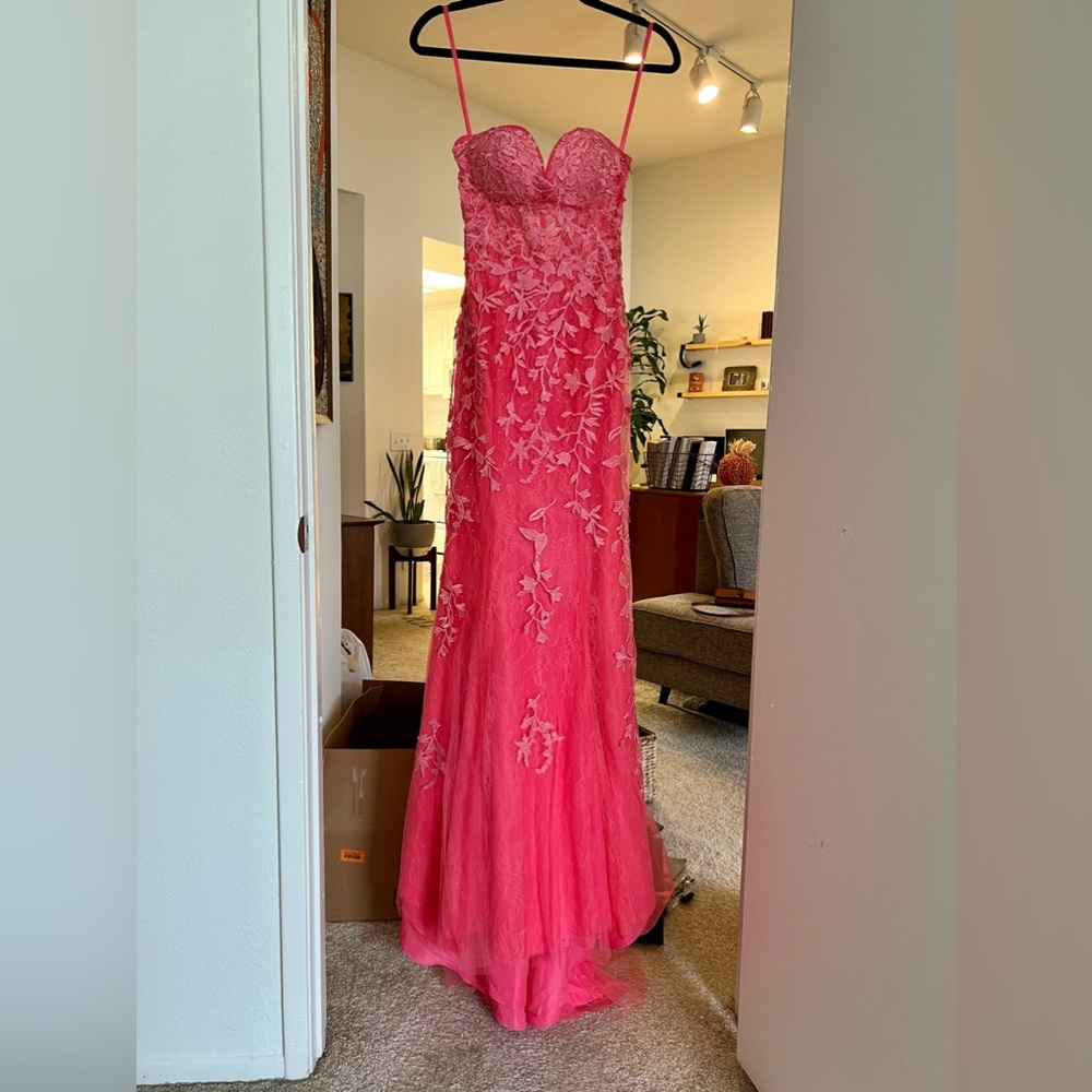 Gown/evening/prom/event